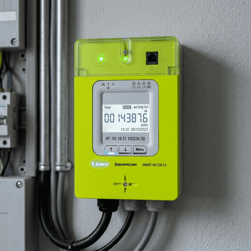 Partie inférieure du compteur Linky avec le bouton plus et l'emplacement de réarmement